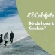 Personas haciendo trekking sobre un sendero en El Calafate, excursión en la Patagonia