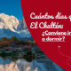Vista panorámica de viajeros realizando una estadía en El Chaltén entre montañas patagónica.